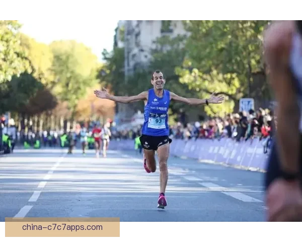 两小时六旬跑者全马刷新世绩